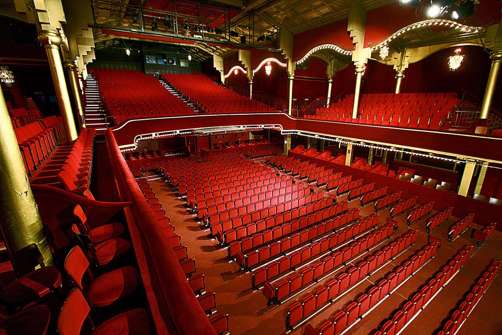 Joyeux Noel Chien Pourri De Colas Gutman Theatre Essaion A Paris Les Trois Coups