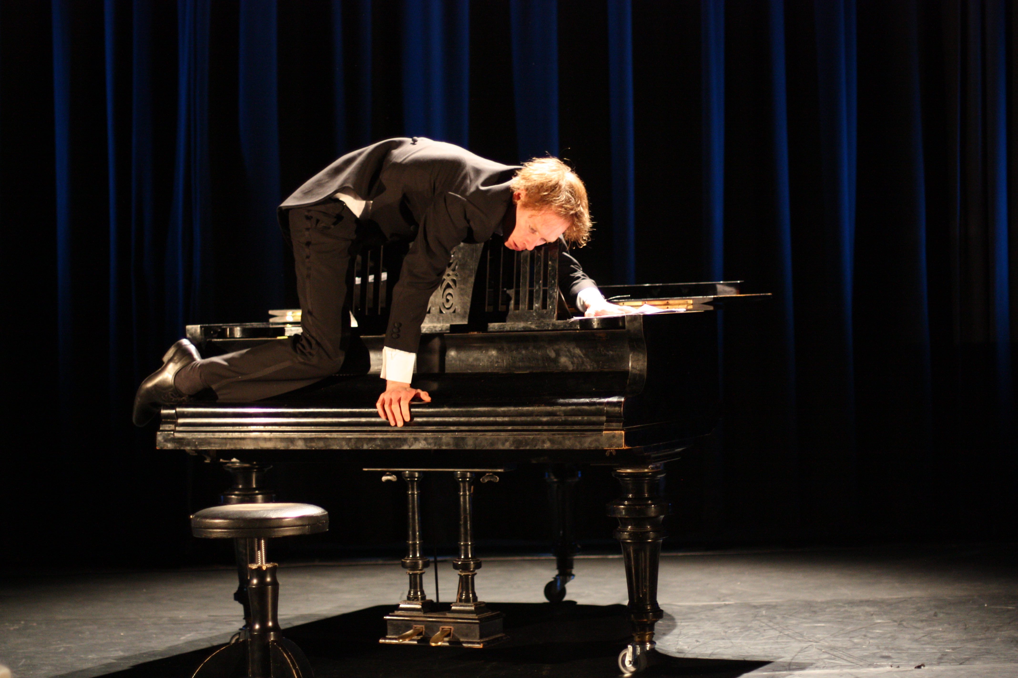 « The Pianist », par le Circo Aereo et Thomas Monckton © Heli Sorjonen