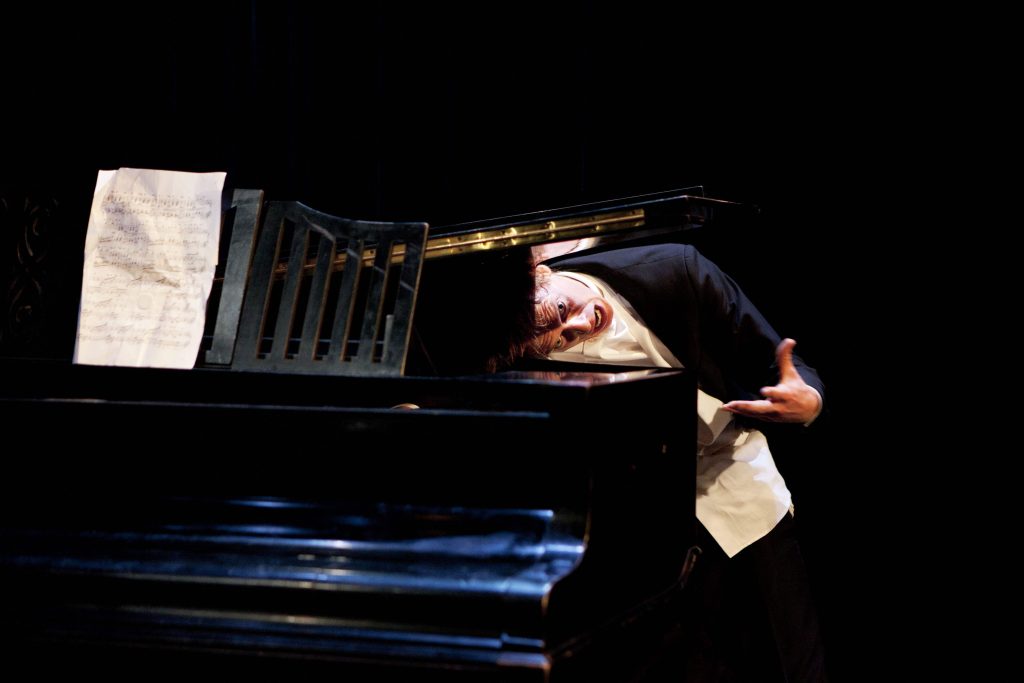 « The Pianist », par le Circo Aereo et Thomas Monckton © Heli Sorjonen