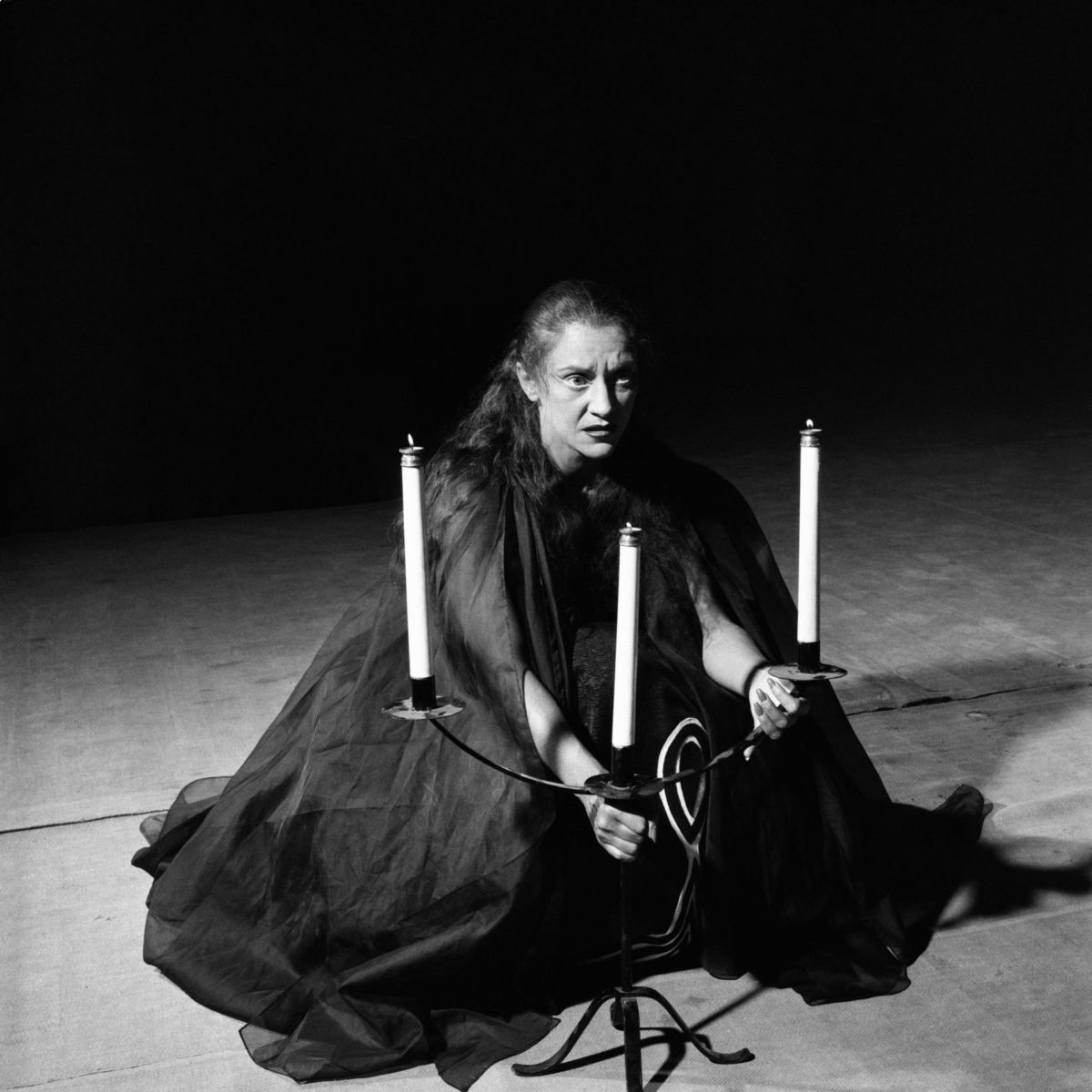 Maria-Casarès-dans-Macbeth-mise-en-scène-par-Jean-Vilar-©-Agnès-Varda