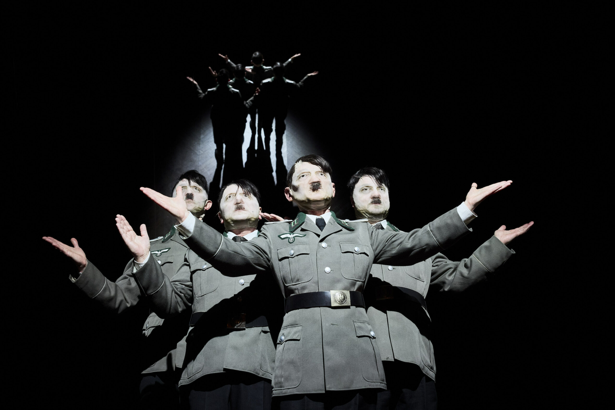 L'ordre-du-jour-Éric-Vuillard-Jean-Bellorini © Christophe-Raynaud-de-Lage